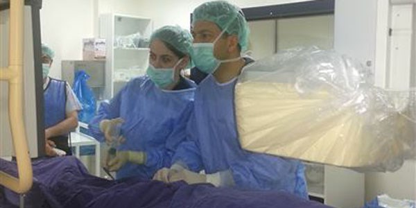 Memurlar.net haberinde kalp kapağı işlemi sırasında Prof. Dr. Dayimi Kaya ve ekibi